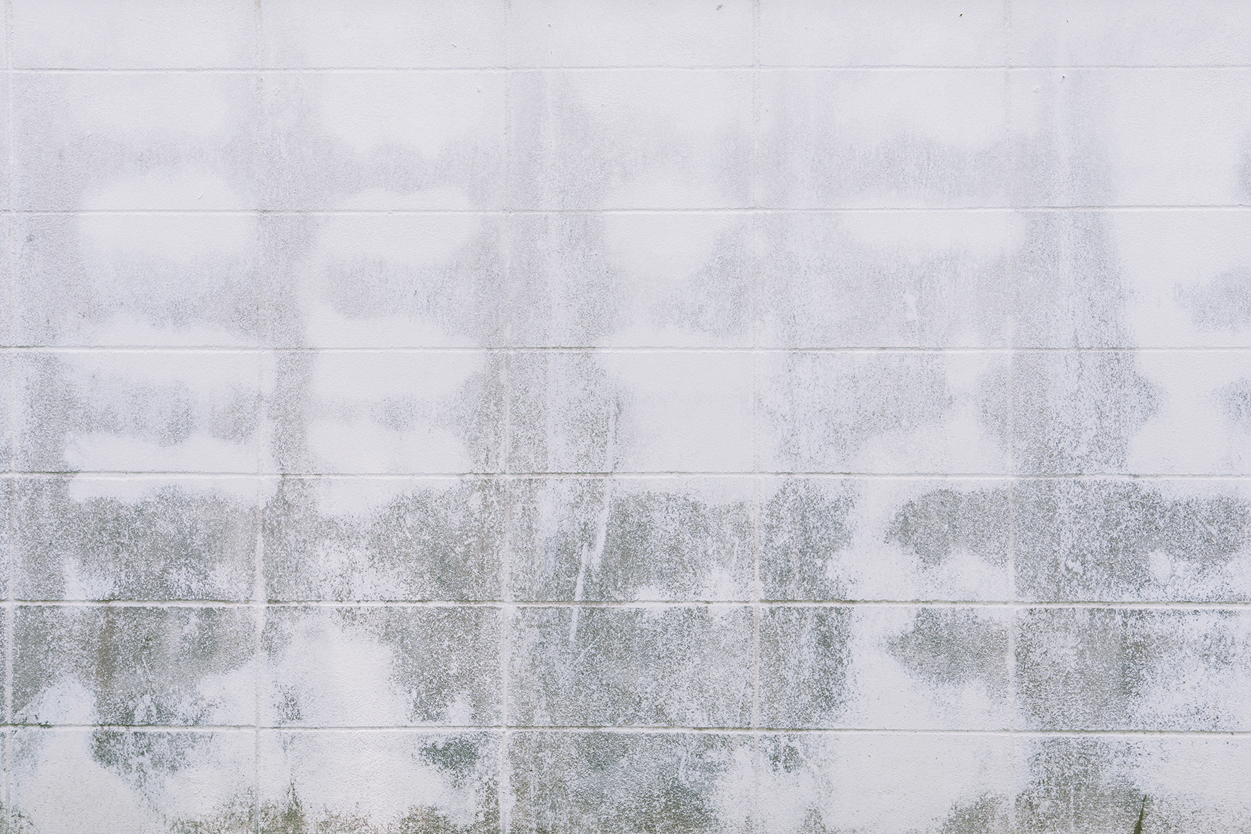 Wilgoć na ścianie po włączeniu ogrzewania podłogowego – przyczyny, rozwiązania i plan osuszania krok po kroku