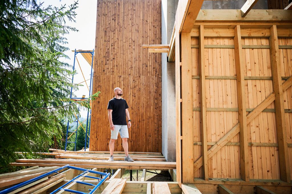 drewno na elewacji prefabrykat