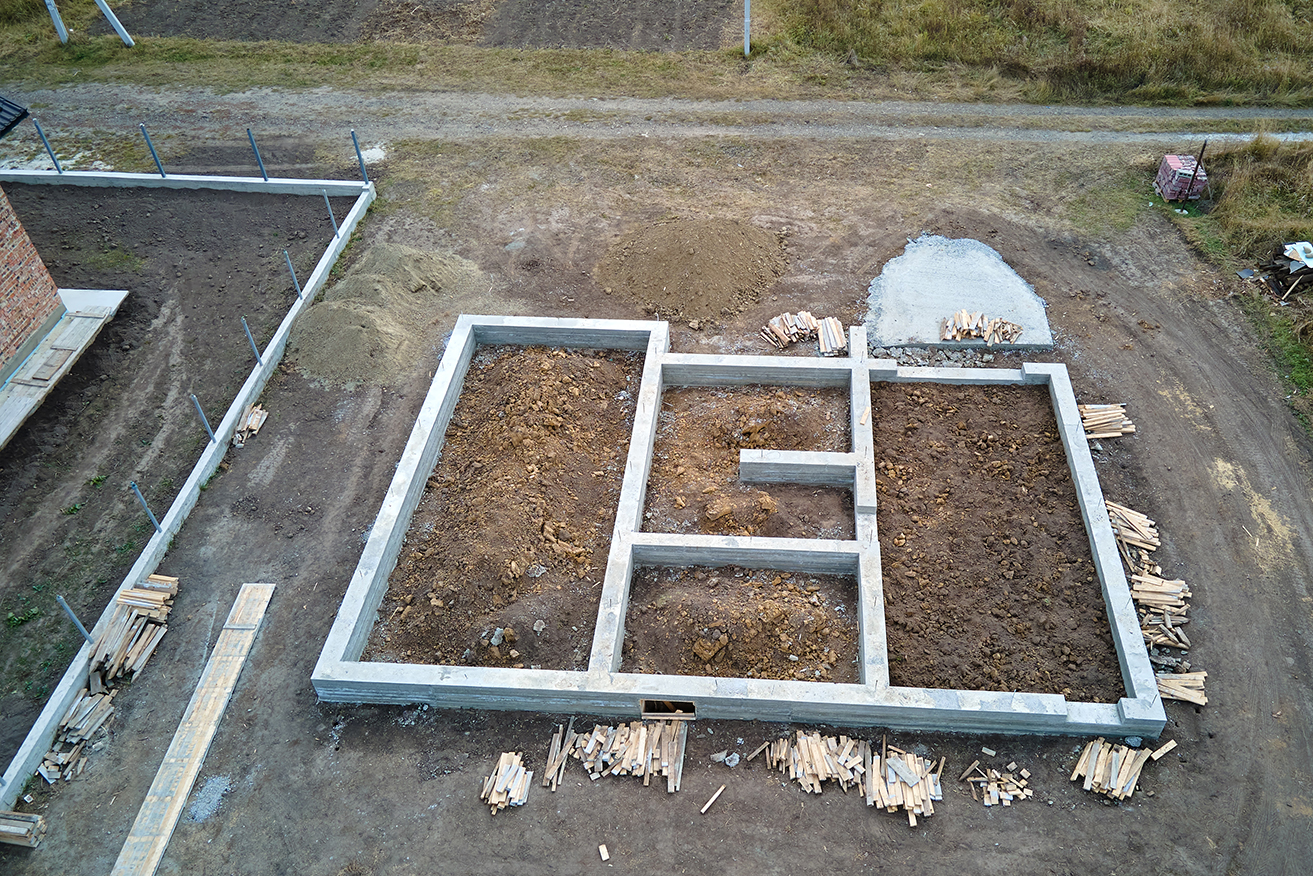 Jak poprawnie montować folię kubełkową na ścianach fundamentowych? Poradnik