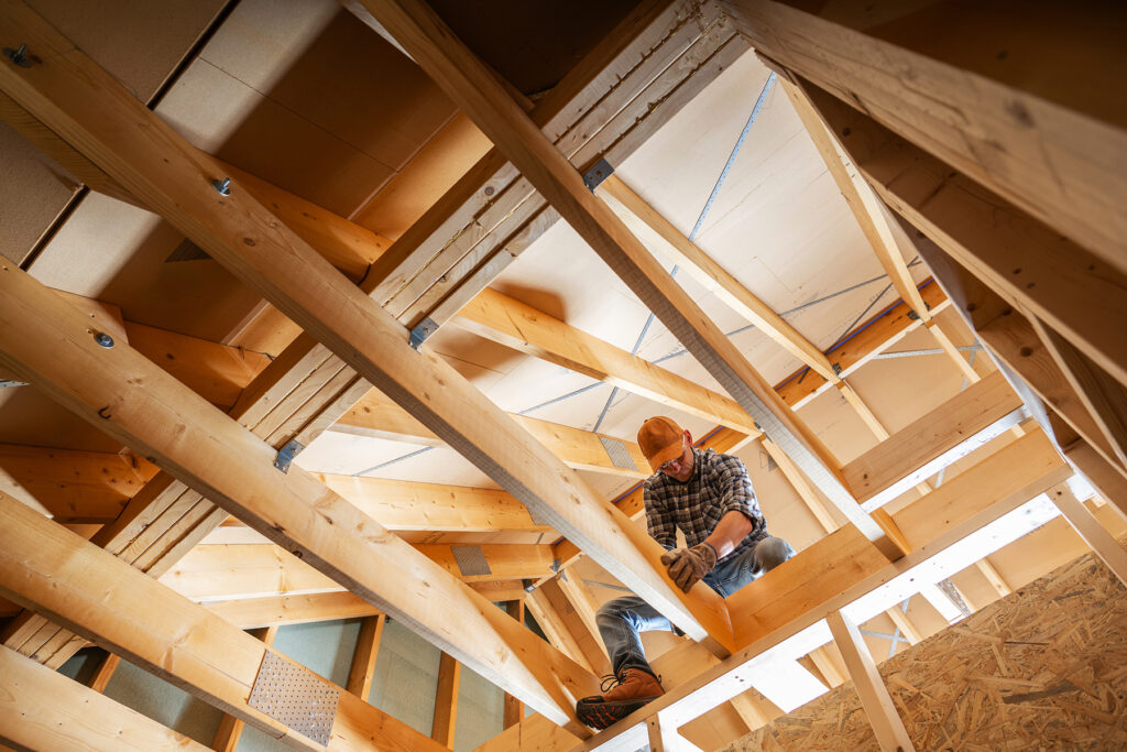 montaż belek stropowych drewnianych