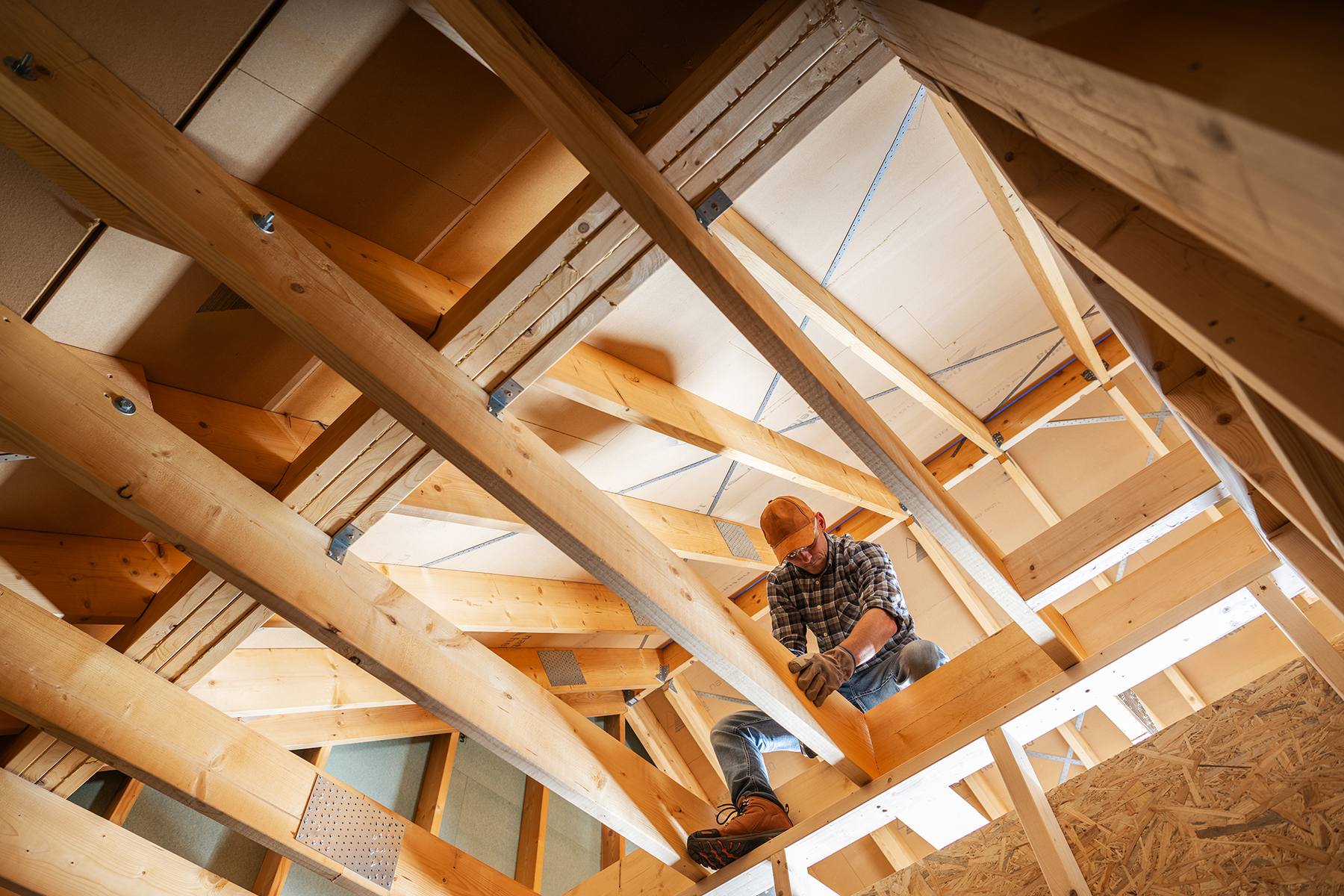 montaż belek stropowych drewnianych