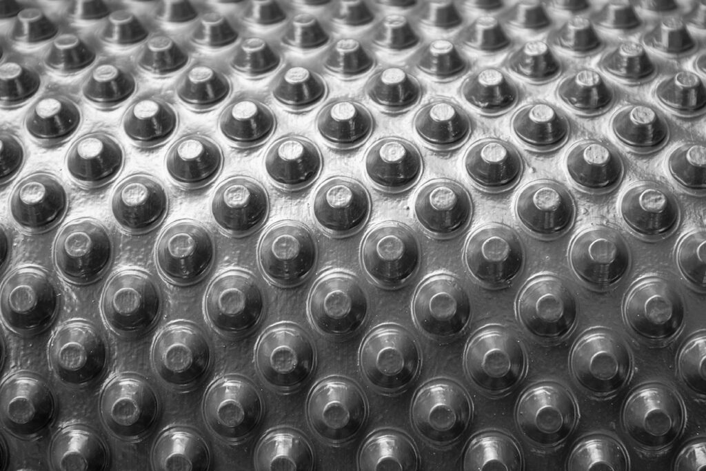 montaż folii kubełkowej na fundamentach