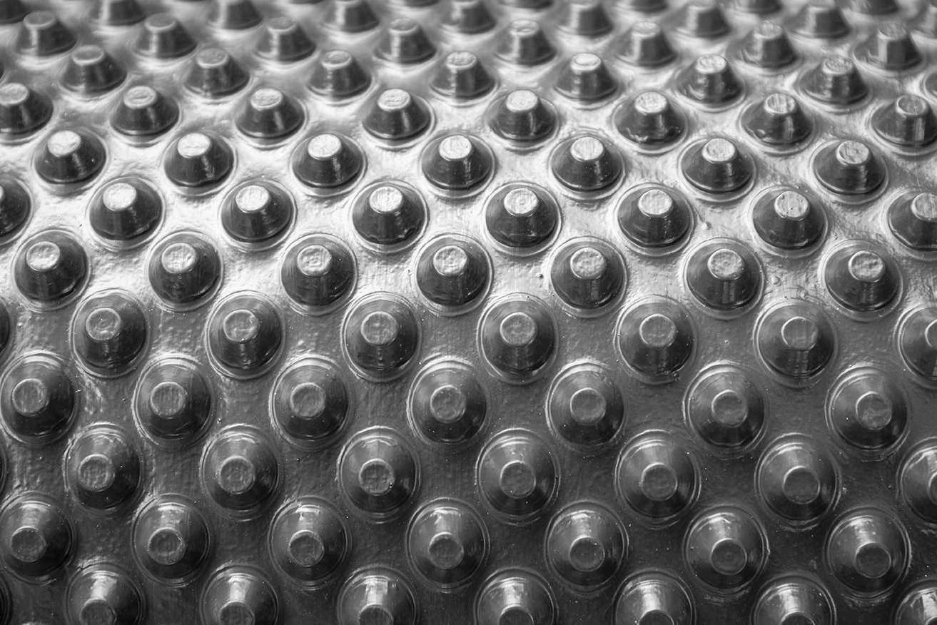 montaż folii kubełkowej na fundamentach