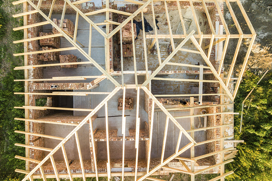 Jak zamontować kotwy do murłaty w zalanym wieńcu w budynku z gazobetonu? Poradnik