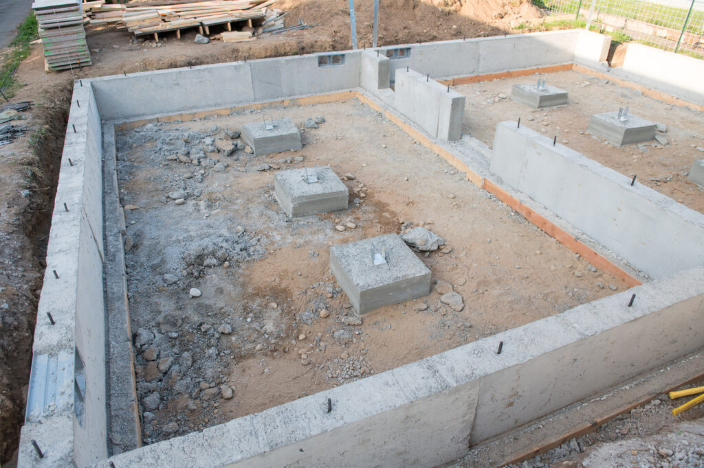 murowanie narożników ścian fundamentowych