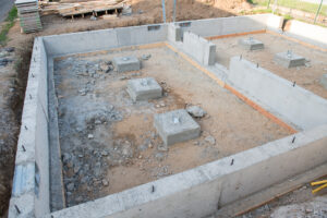 murowanie narożników ścian fundamentowych