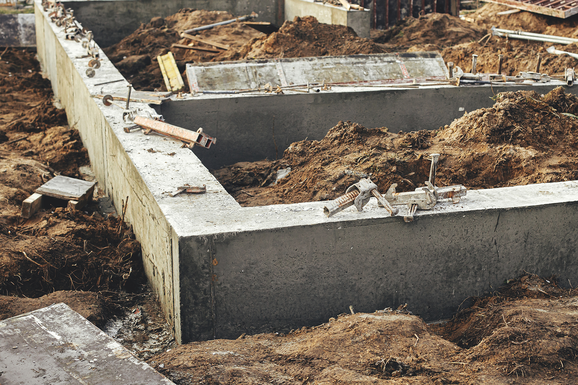 Murowanie narożników w ścianach fundamentowych – jakich błędów nie popełniać? Poradnik 2026