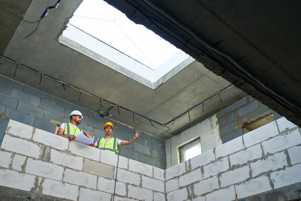 Ile kosztuje strop w domu jednorodzinnym w 2026 roku? Realne ceny i błędy inwestorów