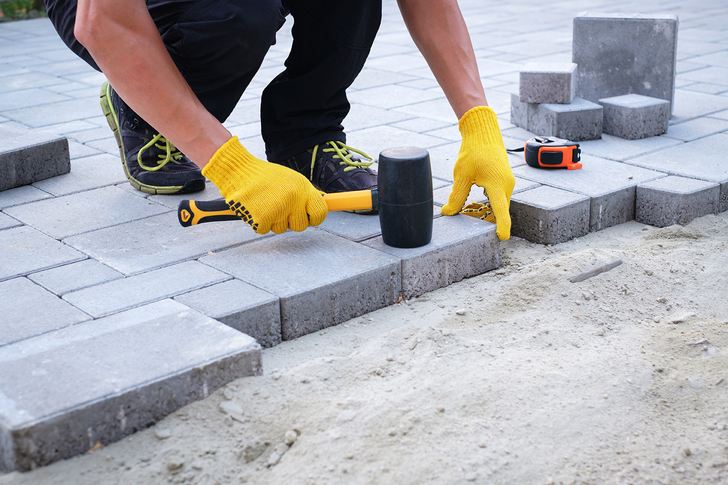 Ile kosztuje podjazd i kostka brukowa w 2026 roku? Realne ceny i błędy inwestorów