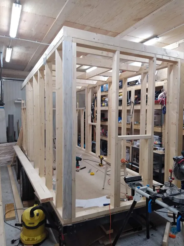 Instrukcja budowy Tiny House krok po kroku z poradami wykonawczymi