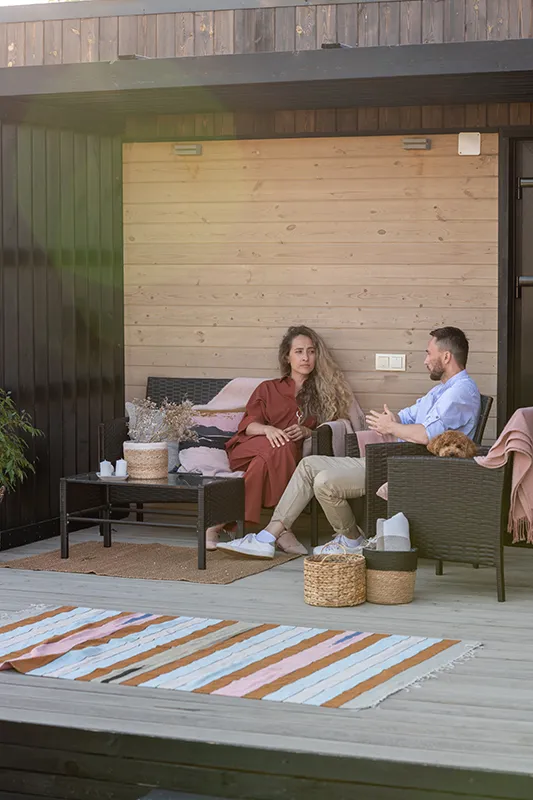 Taras przy domu 70 m² – nowoczesna i praktyczna strefa relaksu