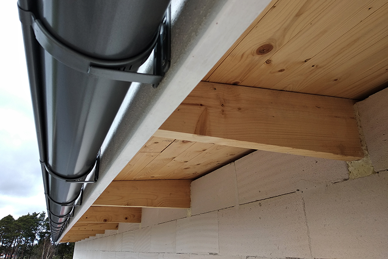 Odwodnienie dachu domu 70 m2 – rynny, rury spustowe i odprowadzanie wody opadowej