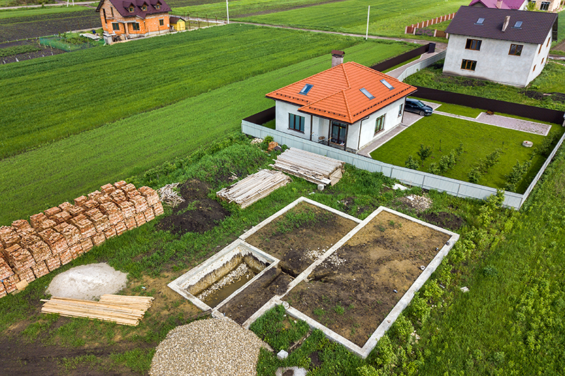 Szambo czy oczyszczalnia do domu 70 m2 – porównanie kosztów, eksploatacji i możliwości wykonania