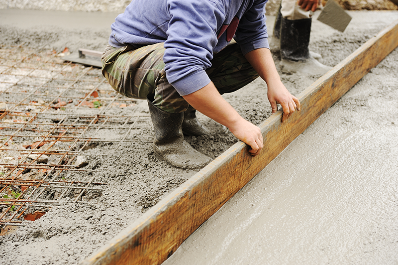 Beton na fundamenty – dobór mieszanki betonowej i wykonanie fundamentów domu