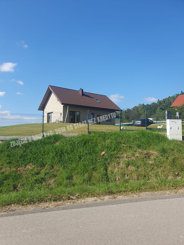 Dom jednorodzinny 80m2 – widok zewnętrzny budynku z elewacją, oknami i dachem dwuspadowym