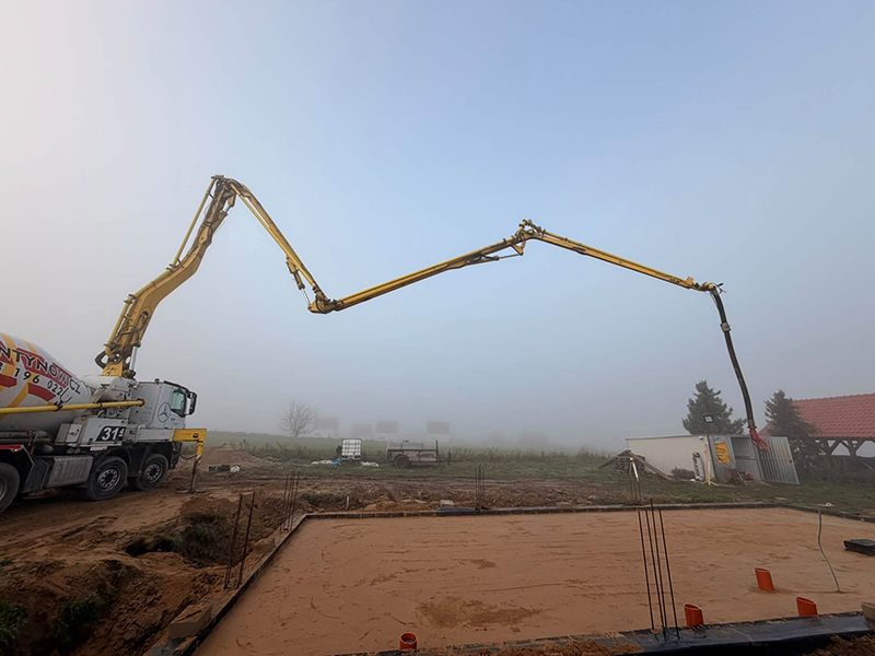 Fundamenty domu 70m2 – widok wykonanych fundamentów i przygotowanie do murowania ścian