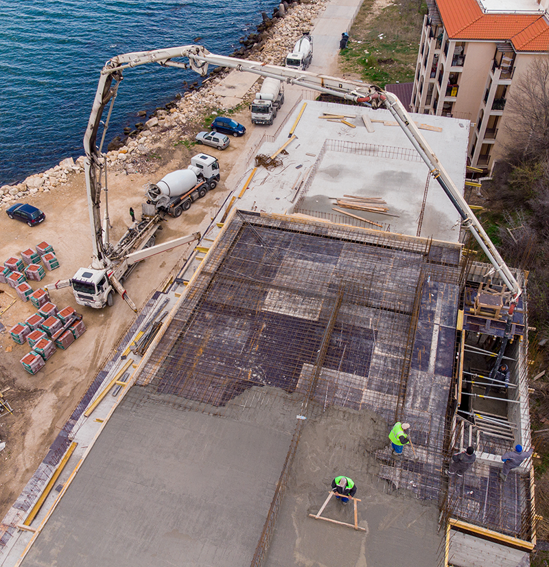 Pielęgnacja betonu przy budowie domu 70 m2 – dlaczego samo wylanie betonu nie wystarczy?