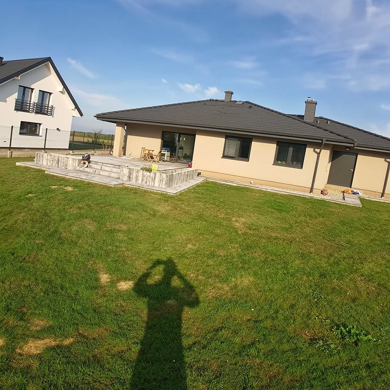 Projekt domu 100m2 z garażem – nowoczesna elewacja i garaż połączony z budynkiem