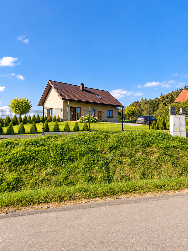 Projekt domu z dachem dwuspadowym – tradycyjna konstrukcja dachu i nowoczesny wygląd budynku