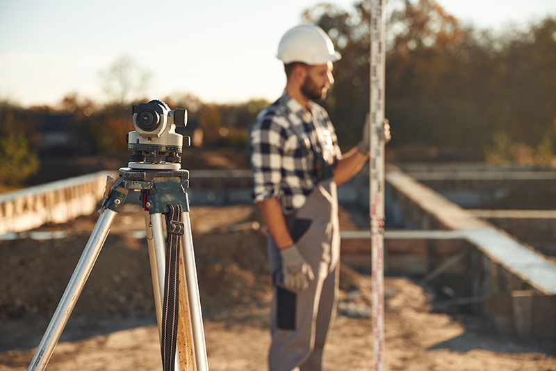 Wytyczenie domu 70 m² na działce – geodezyjne określenie położenia budynku przed budową