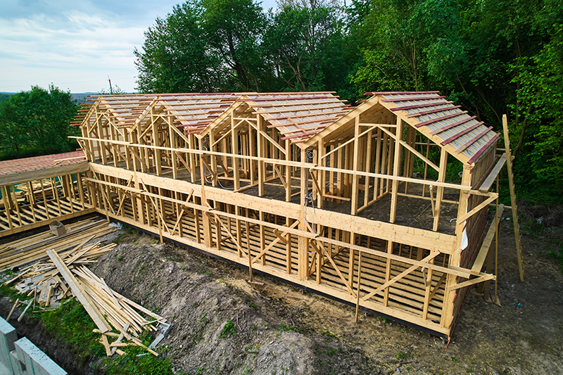Zbrojenie ławy fundamentowej – układanie prętów, strzemion i przygotowanie konstrukcji przed betonowaniem
